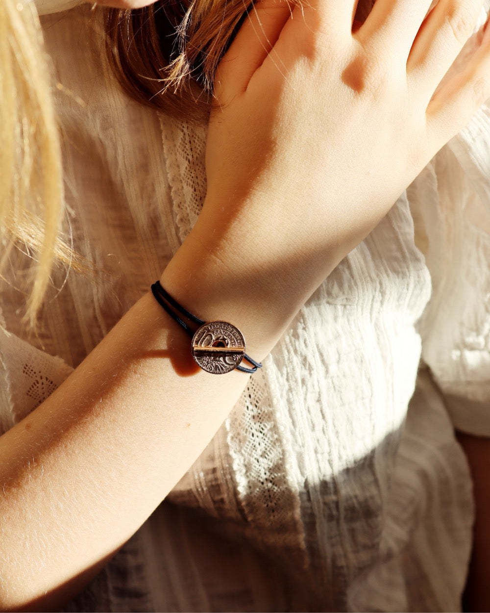 Bracelet le T - 10 centimes or - Marine – vue 1 – Le Sou Français