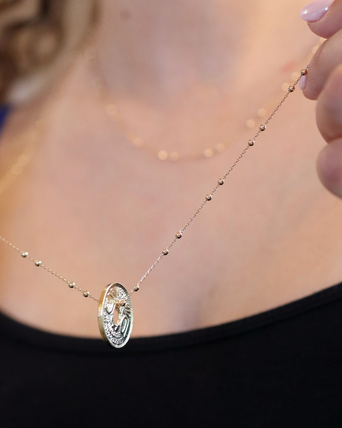 Collier Le Grand Nantais porté au cou : détail de la chaîne et du pendentif pièce de monnaie