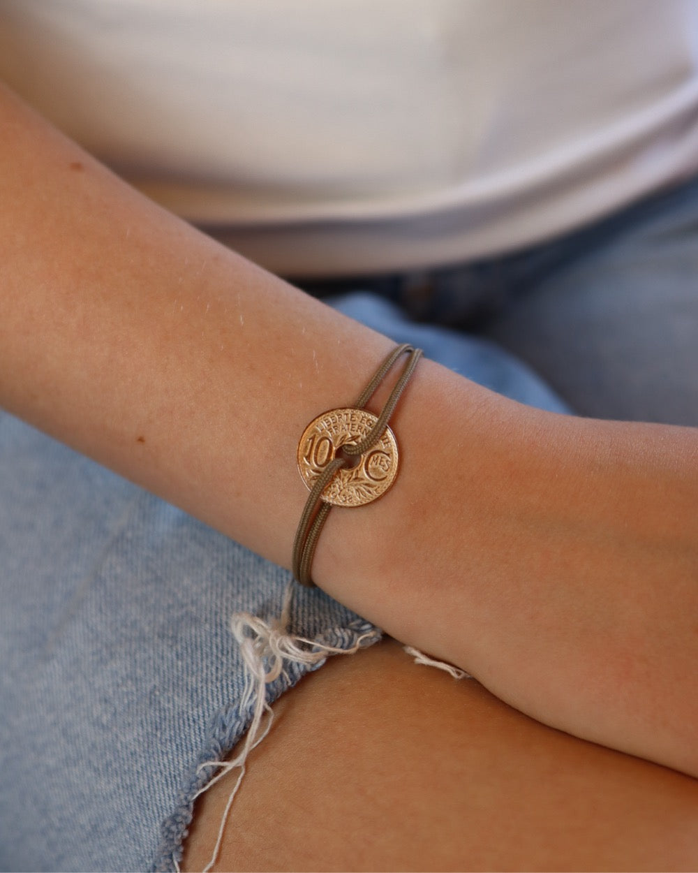 Bracelet Vincennes - 10 centimes or - Beige – Le Sou Français