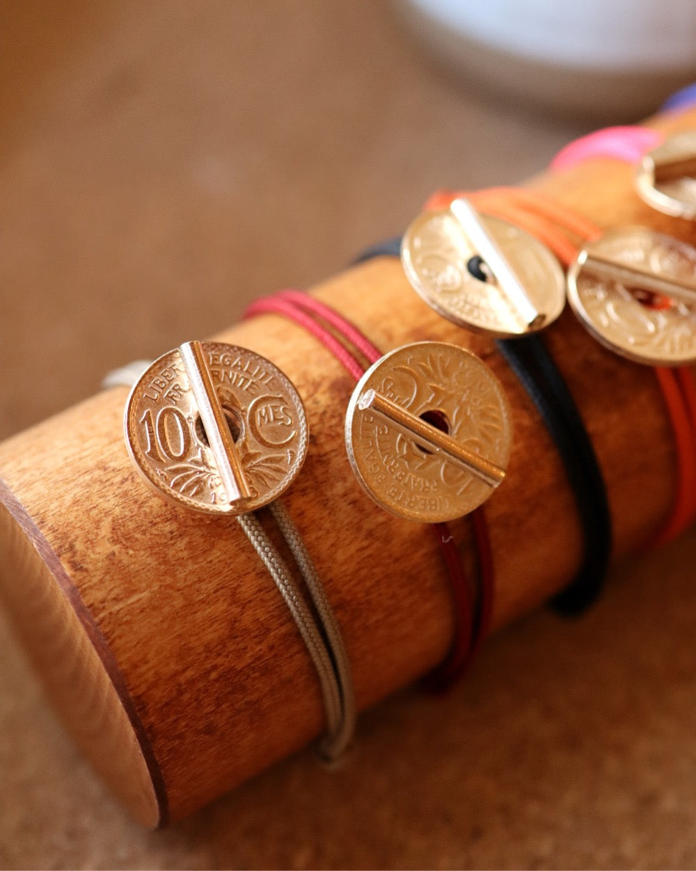 Bracelet le T - 10 centimes or - Bordeaux – vue 3 – Le Sou Français